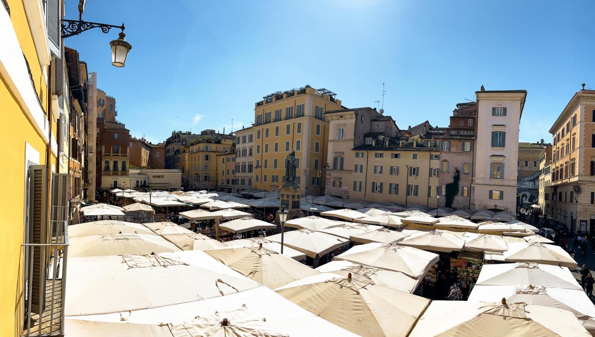 View on Campo de Fiori IREX apartments Roma Esterno foto